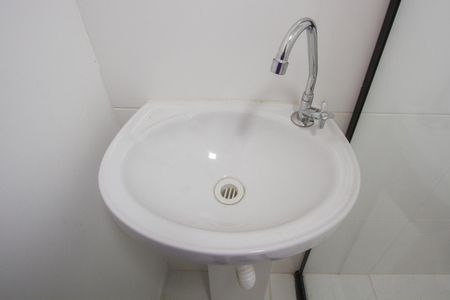 Banheiro de kitnet/studio para alugar com 1 quarto, 18m² em Vila das Belezas, São Paulo