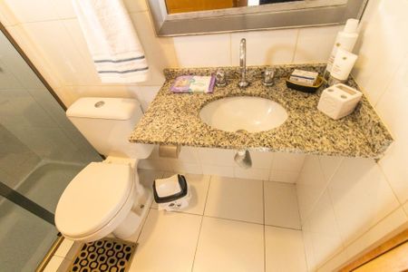 Banheiro Social de kitnet/studio para alugar com 1 quarto, 26m² em Centro, Curitiba