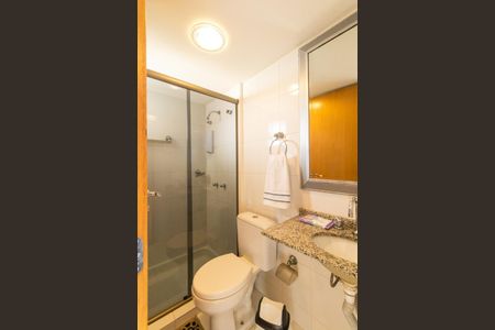 Banheiro Social de kitnet/studio para alugar com 1 quarto, 26m² em Centro, Curitiba