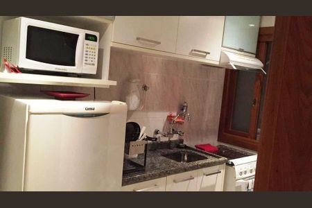 Cozinha de apartamento para alugar com 1 quarto, 50m² em Santa Cecília, Porto Alegre