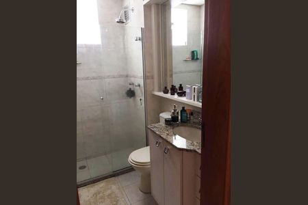 Banheiro  de apartamento para alugar com 1 quarto, 50m² em Santa Cecília, Porto Alegre