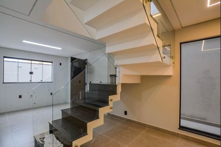 Casa à venda com 147m², 3 quartos e 4 vagas Casa à venda com 147m², 3 quartos e 4 vagasEscada