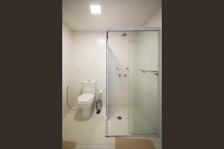 Banheiro de kitnet/studio para alugar com 1 quarto, 25m² em Indianópolis, São Paulo