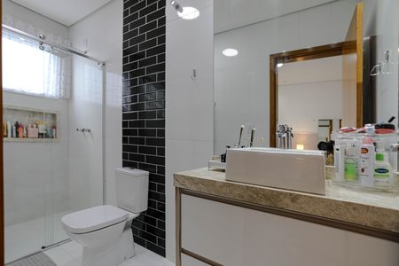 Casa de condomínio para alugar com 240m², 3 quartos e 4 vagasBanheiro da Suíte 2