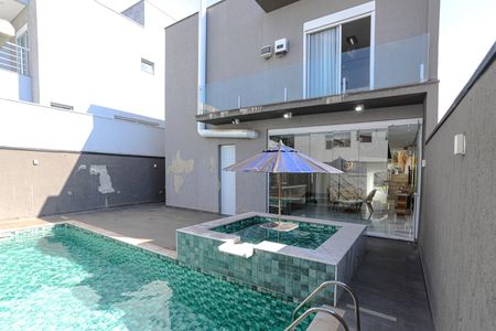 Casa de condomínio para alugar com 240m², 3 quartos e 4 vagasPiscina