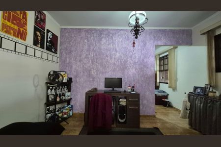 Casa à venda com 240m², 4 quartos e 3 vagasSala - Fundos