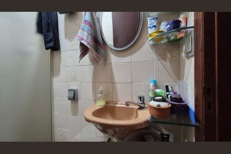 Casa à venda com 240m², 4 quartos e 3 vagasBanheiro - Fundos