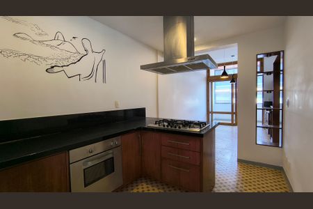 Apartamento para alugar com 340m², 4 quartos e 2 vagas Apartamento para alugar com 340m², 4 quartos e 2 vagasCozinha e Área de Serviço