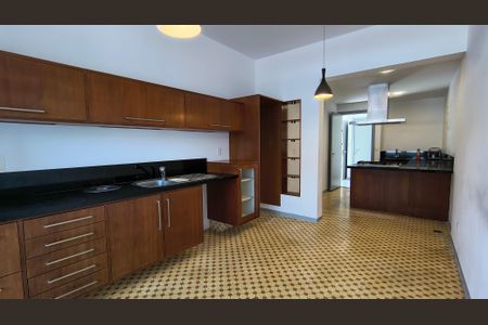 Apartamento para alugar com 340m², 4 quartos e 2 vagas Apartamento para alugar com 340m², 4 quartos e 2 vagasCozinha e Área de Serviço