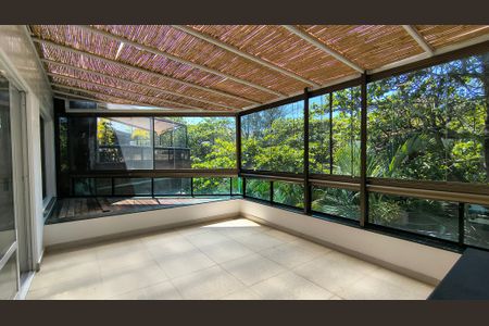 Apartamento para alugar com 340m², 4 quartos e 2 vagas Apartamento para alugar com 340m², 4 quartos e 2 vagasVaranda