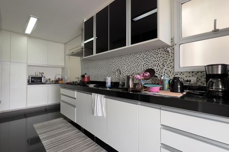 Apartamento à venda com 194m², 4 quartos e 3 vagas Apartamento à venda com 194m², 4 quartos e 3 vagasCozinha e Área de Serviço