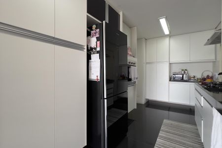 Apartamento à venda com 194m², 4 quartos e 3 vagas Apartamento à venda com 194m², 4 quartos e 3 vagasCozinha e Área de Serviço