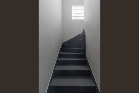 Escada de casa para alugar com 2 quartos, 100m² em Vila Carmosina, São Paulo