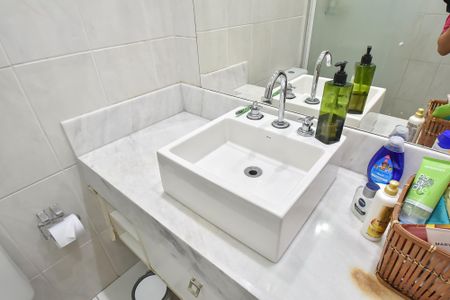 Apartamento à venda com 74m², 3 quartos e 2 vagasBanheiro da suíte