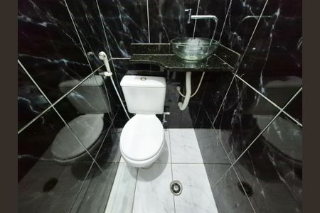 Banheiro da Suíte de casa à venda com 2 quartos, 120m² em Vila Carmosina, São Paulo