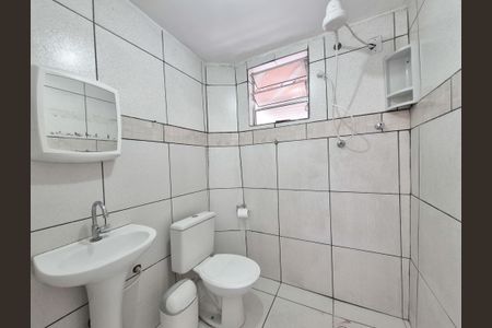 Banheiro de casa para alugar com 1 quarto, 50m² em Vila Carmosina, São Paulo