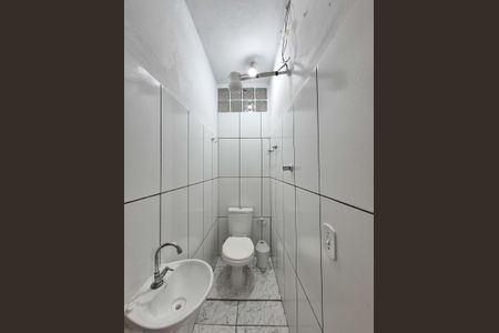 Banheiro de casa para alugar com 1 quarto, 50m² em Vila Carmosina, São Paulo