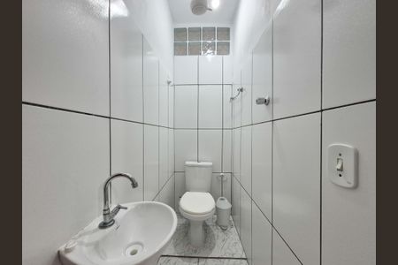 Banheiro de casa para alugar com 1 quarto, 50m² em Vila Carmosina, São Paulo