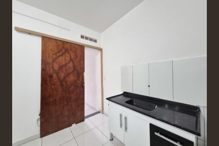 Cozinha de casa para alugar com 1 quarto, 50m² em Vila Carmosina, São Paulo