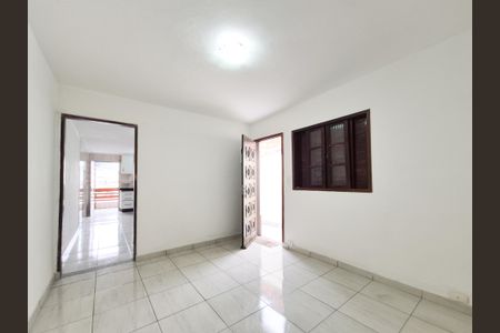 Sala de casa à venda com 4 quartos, 125m² em Vila Carmosina, São Paulo