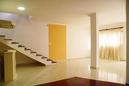 Sala de casa para alugar com 3 quartos, 300m² em Parque Renato Maia, Guarulhos