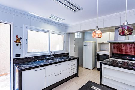 Casa à venda com 314m², 4 quartos e 2 vagasCozinha e copa