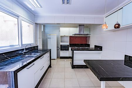 Casa à venda com 314m², 4 quartos e 2 vagasCozinha e copa