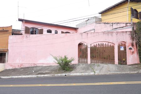 Casa à venda com 110m², 2 quartos e 2 vagasFachada do imóvel - Placa instalada no portão - Código da placa: COXT-136