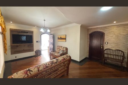 Casa à venda com 249m², 4 quartos e 3 vagas Casa à venda com 249m², 4 quartos e 3 vagasSala