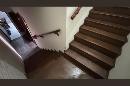 Casa à venda com 249m², 4 quartos e 3 vagas Casa à venda com 249m², 4 quartos e 3 vagasEscada