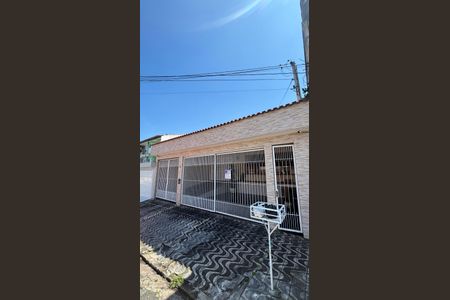 Casa à venda com 249m², 4 quartos e 3 vagas Casa à venda com 249m², 4 quartos e 3 vagasFachada