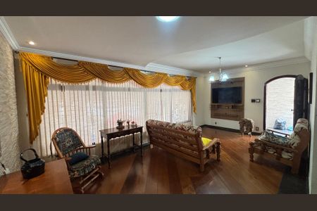 Casa à venda com 249m², 4 quartos e 3 vagas Casa à venda com 249m², 4 quartos e 3 vagasSala