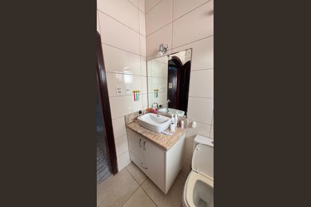 Casa à venda com 249m², 4 quartos e 3 vagas Casa à venda com 249m², 4 quartos e 3 vagasBanheiro