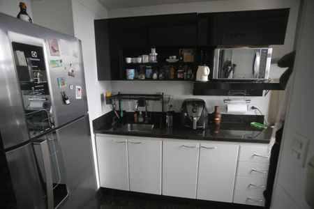 Cozinha de apartamento para alugar com 1 quarto, 48m² em Belvedere, Belo Horizonte
