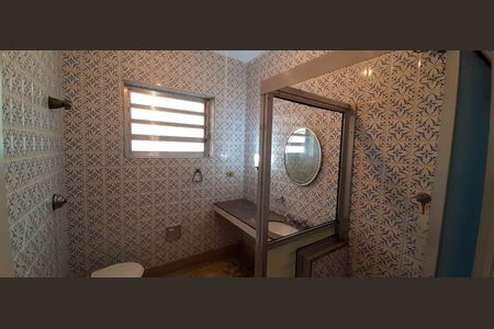 Casa à venda com 240m², 2 quartos e 2 vagas Casa à venda com 240m², 2 quartos e 2 vagasBanheiro