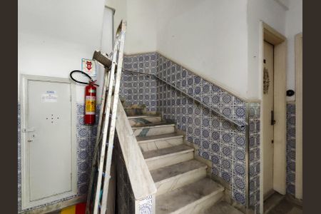 Apartamento para alugar com 70m², 3 quartos e sem vaga Apartamento para alugar com 70m², 3 quartos e sem vagaEscada