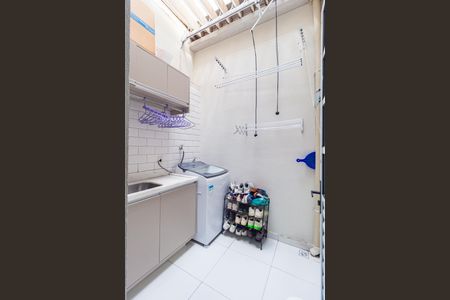 Casa de condomínio à venda com 60m², 2 quartos e 1 vagaÁrea de Serviço