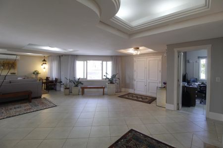 Casa para alugar com 990m², 6 quartos e 8 vagasSala