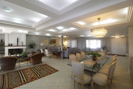 Casa para alugar com 990m², 6 quartos e 8 vagasSala