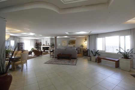 Casa para alugar com 990m², 6 quartos e 8 vagasSala