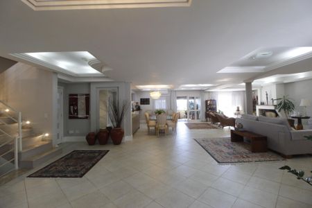 Casa para alugar com 990m², 6 quartos e 8 vagasSala