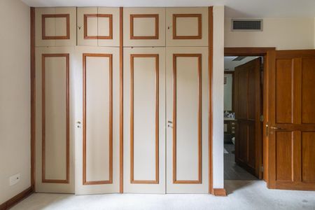 Apartamento à venda com 320m², 3 quartos e 4 vagas Apartamento à venda com 320m², 3 quartos e 4 vagasSuíte 2