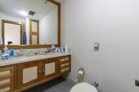 Apartamento à venda com 320m², 3 quartos e 4 vagas Apartamento à venda com 320m², 3 quartos e 4 vagasBanheiro da Suíte 2