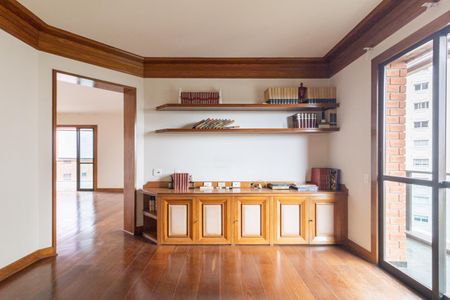 Apartamento à venda com 320m², 3 quartos e 4 vagas Apartamento à venda com 320m², 3 quartos e 4 vagasEscritório