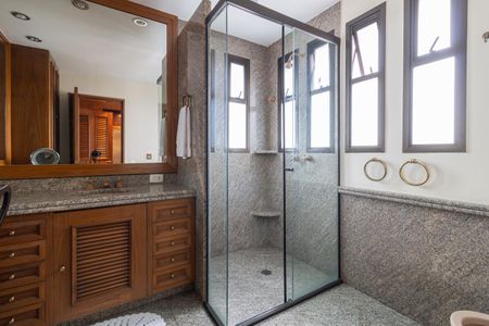 Apartamento à venda com 320m², 3 quartos e 4 vagas Apartamento à venda com 320m², 3 quartos e 4 vagasBanheiro da Suíte 1