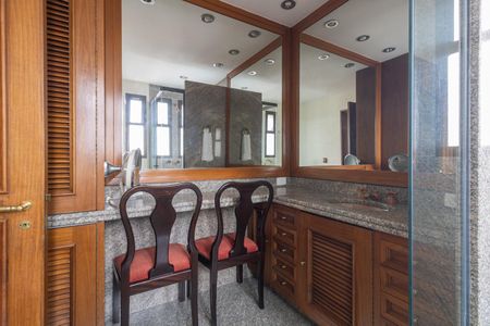 Apartamento à venda com 320m², 3 quartos e 4 vagas Apartamento à venda com 320m², 3 quartos e 4 vagasBanheiro da Suíte 1