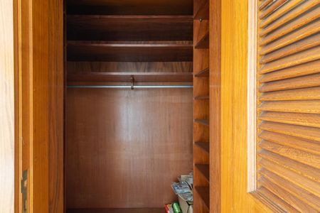 Apartamento à venda com 320m², 3 quartos e 4 vagas Apartamento à venda com 320m², 3 quartos e 4 vagasCloset da Suíte 1