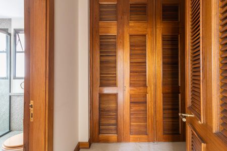 Apartamento à venda com 320m², 3 quartos e 4 vagas Apartamento à venda com 320m², 3 quartos e 4 vagasCloset da Suíte 1
