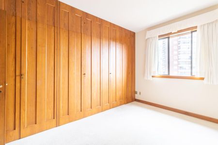 Apartamento à venda com 320m², 3 quartos e 4 vagas Apartamento à venda com 320m², 3 quartos e 4 vagasQuarto