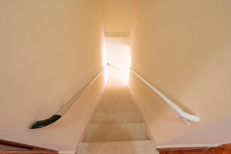 Casa de condomínio para alugar com 200m², 3 quartos e 1 vagaEscadas